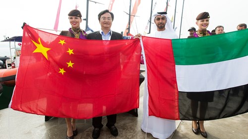 Sultan Al Dhaheri of Abu Dhabi Tourism & Culture Authority exchanges flags with Mr Deng Zhong, Vice Mayor of Sanya - Photo by Ian Roman.jpg (1)